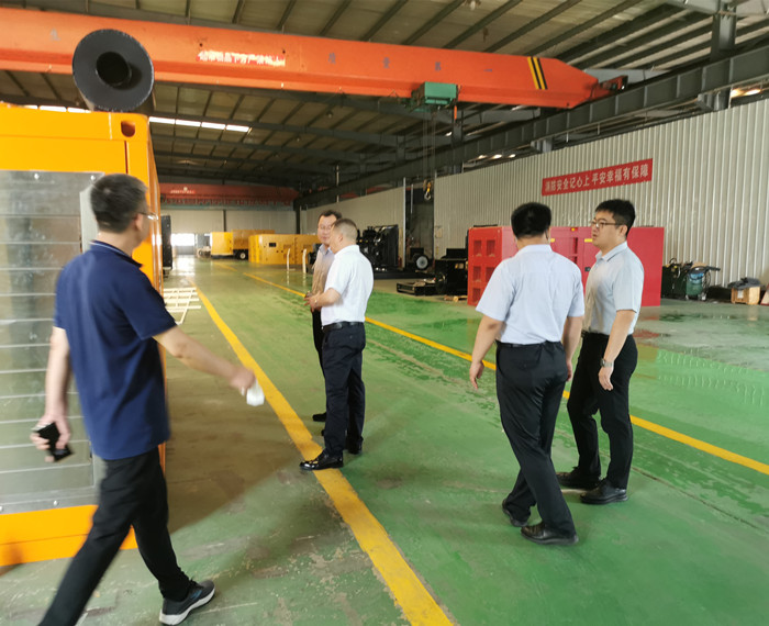 縣領(lǐng)導(dǎo)到發(fā)電機組廠家康姆勒電力視察指導(dǎo)