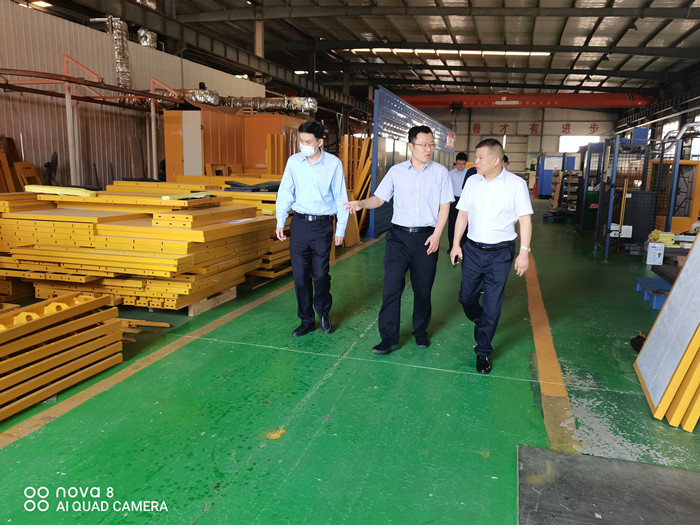 縣領(lǐng)導(dǎo)到發(fā)電機組廠家康姆勒電力視察指導(dǎo)